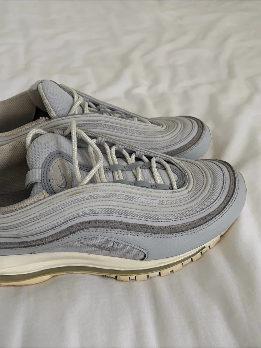Nike mens Grey and White Wave-Style Sneakers